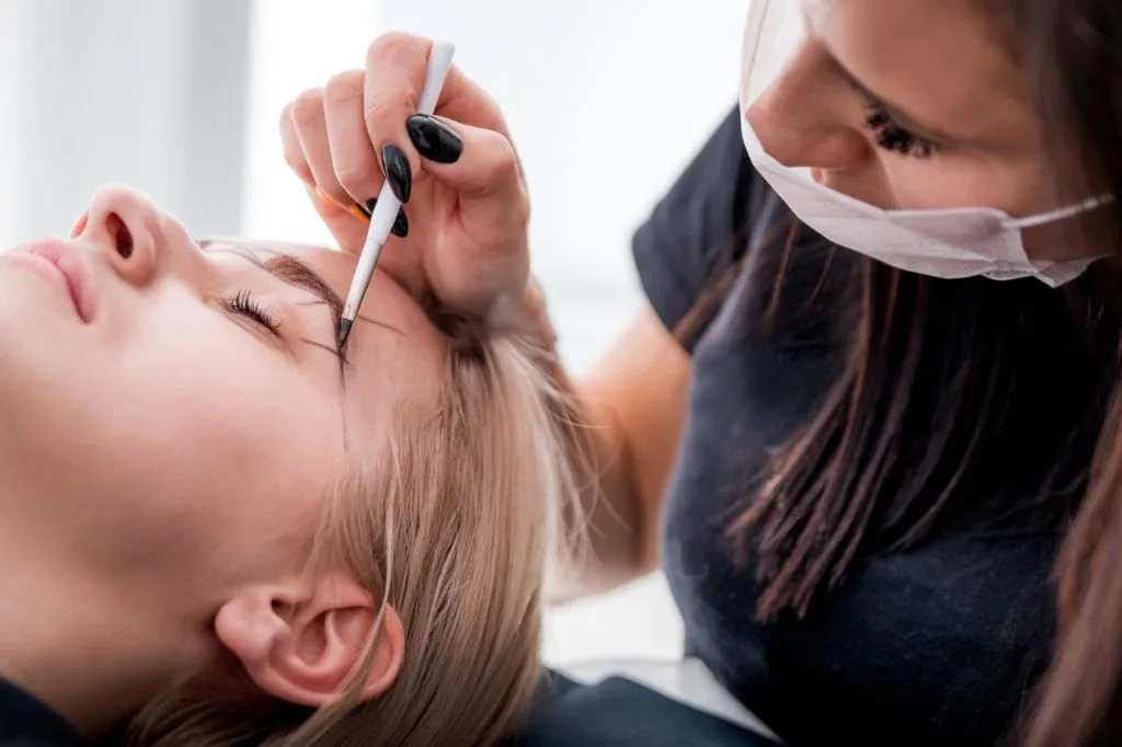 tracer des sourcils microblading