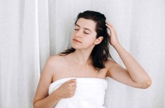 femme appliquant masque miel cheveux