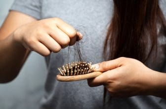 Stopper la chute de cheveux grâce à l’huile de nigelle bio