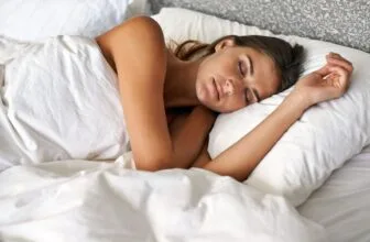 femme qui dort sur des oreillers en plumes