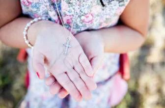 Comment le collier croix s’impose dans les tendances joaillières actuelles ?